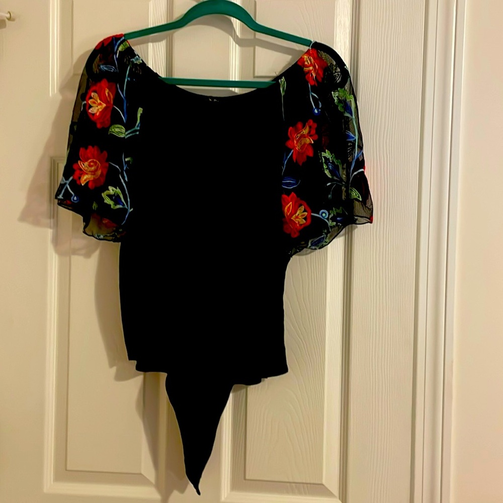 Kim & Cami lovely embroidered sleeve top! Ties at front / elasticized collar.SzL